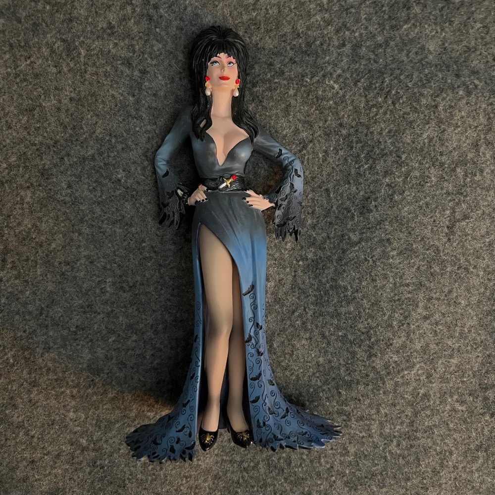 ELVIRA Mistress Of The Dark 2021 Couture De Force Figurine Statue - Picture 7 of 16